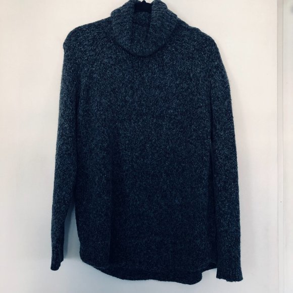 Sold Micheal Micheal Kors Gray/Black Turtle Neck Sweater- Size Medium - Picture 3 of 8
